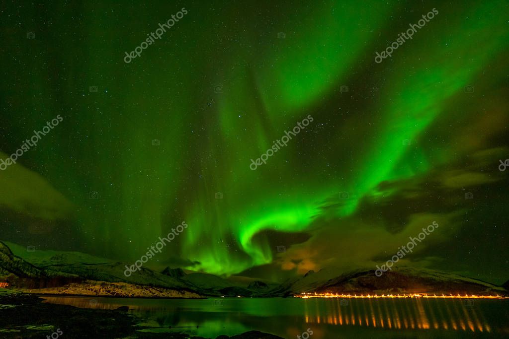 increíbles luces polares, Aurora boreal sobre las montañas en el norte
