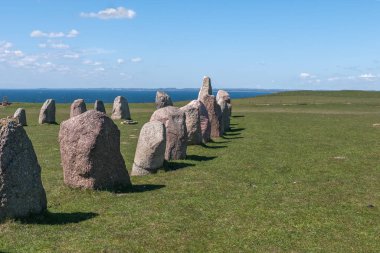 Turistler Gettlinge mezar alanını Gettlinge 'deki ünlü taş gemisiyle keşfediyorlar. En eski mezarların tarihi İskandinav bronz çağına dayanıyor..