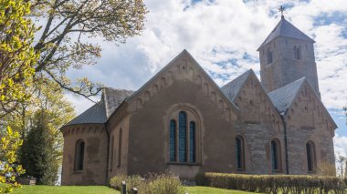 İsveç 'in merkezinde bir kilisenin üzerinde bulutlu bir gökyüzü.