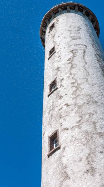 Birçok cüce, İsveç 'teki adanın kuzeyindeki Erik adasının üzerinde uçar.