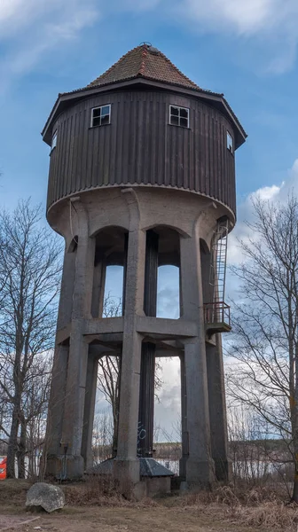 Antigua torre de agua de madera abandonada. Centro de Suecia — Foto de Stock