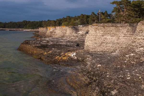 Byrum raukar en la isla sueca de Oland: espectaculares formaciones de piedra caliza — Foto de Stock