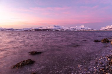 Tromso, Norveç 'in üzerinde muhteşem morumsu bir renkle şaşırtıcı bir gün doğumu. Kutup gecesi. uzun deklanşör hızı