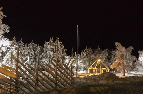 Tipico villaggio svedese nella notte gelida nel Circolo Polare Artico nel nord della Svezia — Foto Stock
