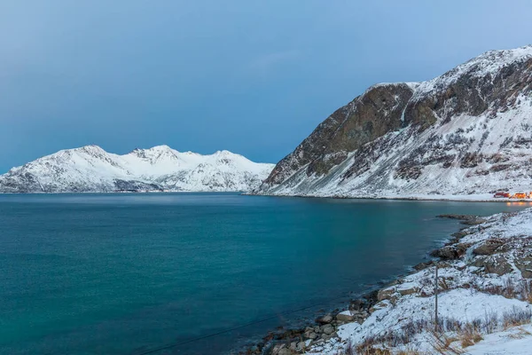 Belle vue sur le fjord. Tromso, Norvège. Nuit polaire. vitesse d'obturation longue — Photo