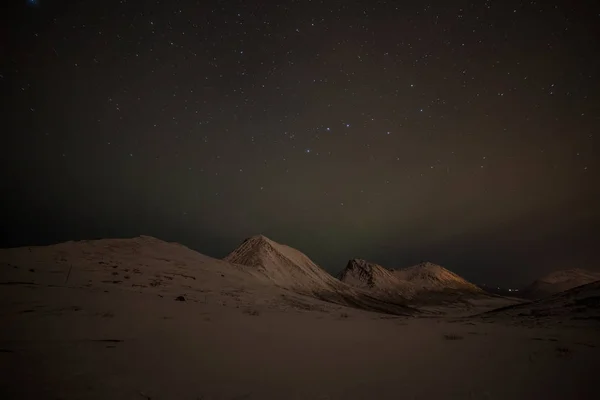 Noite dramática com muitas nuvens e estrelas no céu sobre as montanhas no norte da Europa - Tromso, Norway.long velocidade do obturador . — Fotografia de Stock