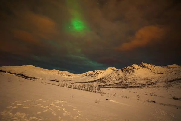 Dramatische poollichten, Aurora borealis met veel wolken en sterren aan de hemel boven de bergen in het noorden van Europa - Tromso, Noorwegen.lange sluitertijd. — Stockfoto