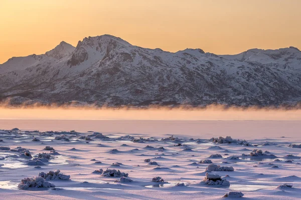 Atemberaubender Sonnenaufgang über den erhabenen Inseln, Norwegen. Dramatische Winterlandschaft — Stockfoto