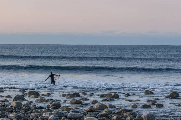 Surfistas de invierno en las islas Lofoten en Noruega — Foto de Stock