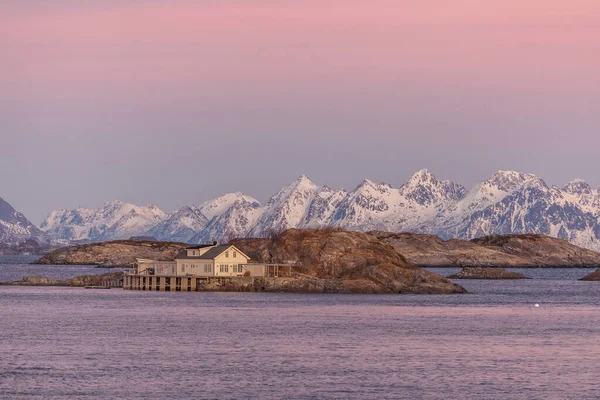 Holzhäuser mit fantastischem Sonnenuntergang im Hintergrund auf den Lofoten, Norwegen. — Stockfoto