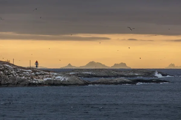 Increíble puesta de sol sobre el faro en las islas Lofoten, Noruega . — Foto de Stock