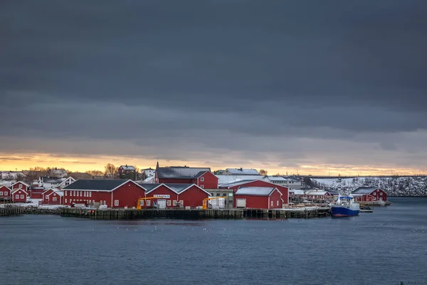 Trähus med fantastisk solnedgång i bakgrunden över fiskeläget i lofoten, Norge. — Stockfoto