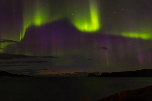 Dramática aurora boreal, luces polares, sobre montañas en el norte de Europa - Islas Lofoten, Noruega — Foto de Stock