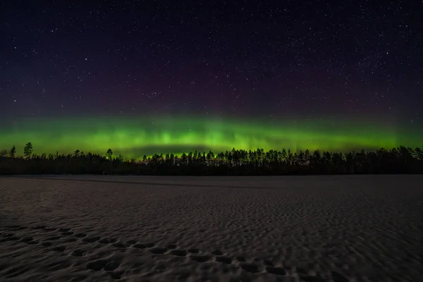 Un millón de estrellas durante la aurora boreal. Suecia. larga exposición — Foto de Stock
