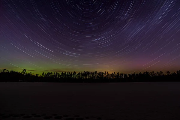 Star Tracks durante l'aurora boreale. Svezia. lunga esposizione — Foto Stock