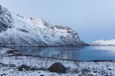 Fiyort üzerinde güzel bir manzara. Tromso, Norveç. Kutup gecesi. uzun deklanşör hızı