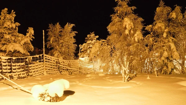 Tipico villaggio svedese nella notte gelida nel Circolo Polare Artico nel nord della Svezia — Foto Stock