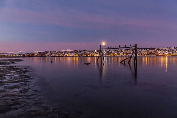 Lever de soleil incroyable avec une couleur magenta incroyable et la lune sur Tromso, Norvège. Bâtiment du pêcheur. Nuit polaire. vitesse d'obturation longue — Photo