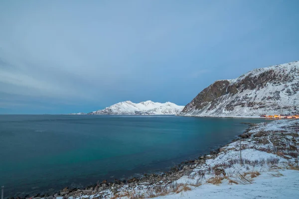 Prachtig uitzicht over fjord. Tromso, Noorwegen. Poolnacht. lange sluitertijd — Stockfoto