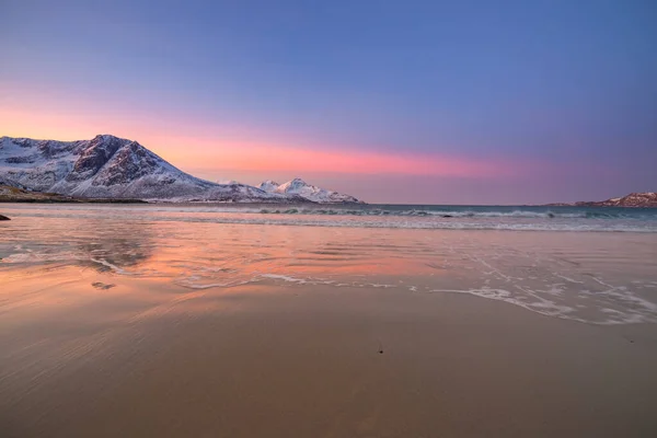 Niesamowity wschód słońca z niesamowitym kolorem magenta nad piaszczystą plażą. Tromso, Norwegia. Noc polarna. długa prędkość migawki — Zdjęcie stockowe