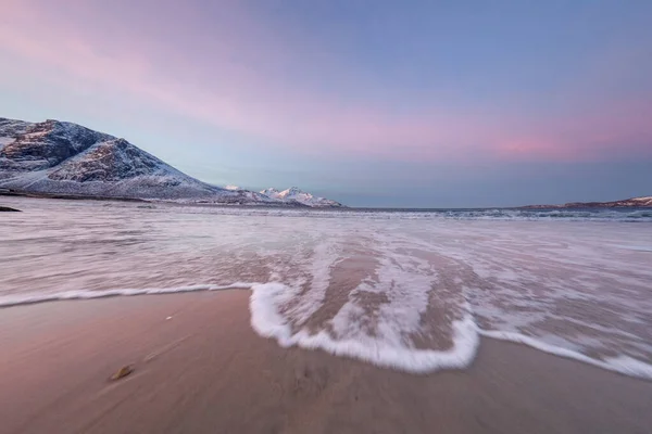 Nascer do sol incrível com cor magenta incrível sobre praia de areia. Tromso, Noruega. Noite polar. velocidade longa do obturador — Fotografia de Stock