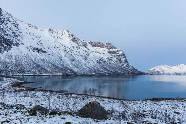 Fiyort üzerinde güzel bir manzara. Tromso, Norveç. Kutup gecesi. uzun deklanşör hızı — Stok fotoğraf