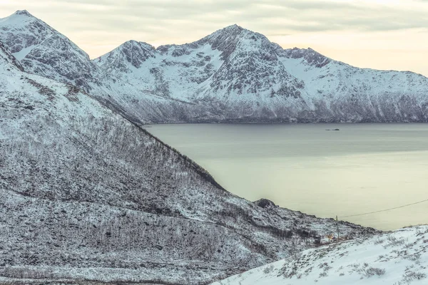 Fiyort üzerinde güzel bir manzara. Tromso, Norveç. Kutup gecesi. uzun deklanşör hızı — Stok fotoğraf