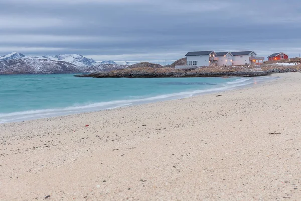 Belle vue sur la plage de sable. Sommaroy, Norvège. Nuit polaire. vitesse d'obturation longue — Photo