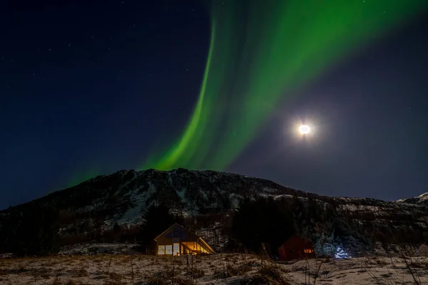 Bela aurora boreal, luzes polares, sobre montanhas no norte da Europa - ilhas Lofoten, Noruega — Fotografia de Stock