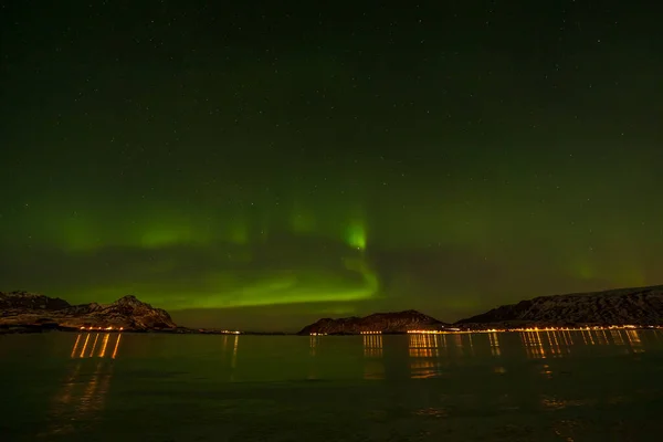 Hermosa aurora boreal, luces polares, sobre las montañas en el norte de Europa Islas Lofoten, Noruega — Foto de Stock