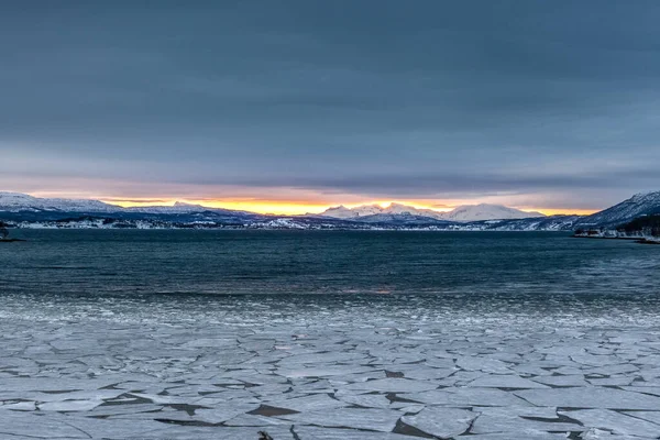 Dramático atardecer bajo hora azul sobre fiordo en las islas Lofoten, Noruega . —  Fotos de Stock