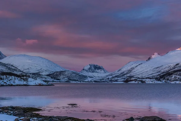 Norveç, Lofoten adası üzerinde inanılmaz bir gün doğumu. Dramatik kış manzarası — Stok fotoğraf