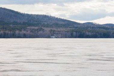 Bahar doğası. Nehirler ve göller üzerinde eriyen buzlar. Sibirya 'da güneşli bir gün. seçici odak