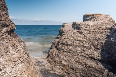 İsveç Adası 'ndaki Byrum Raukar muhteşem kireçtaşı oluşumları. seçici odak