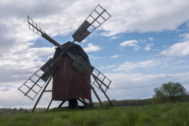 İsveç 'teki Oland adasında eski ahşap yel değirmenleri. seçici odak