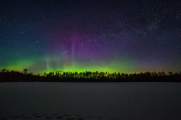 Un millón de estrellas durante la aurora boreal. Suecia. larga exposición. Vía Láctea — Foto de Stock