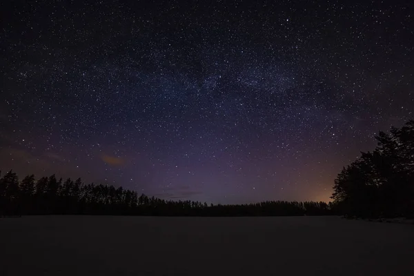 Un million d'étoiles au lever du soleil, en Suède. longue exposition. Voie lactée — Photo
