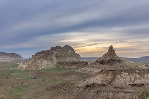 La meseta de Ustyurt. Distrito de Boszhir. Un grupo de turistas en coches se detuvo por la noche. El fondo de un océano seco Tetis. Restos rocosos. Kazajstán. larga velocidad de obturación — Foto de Stock