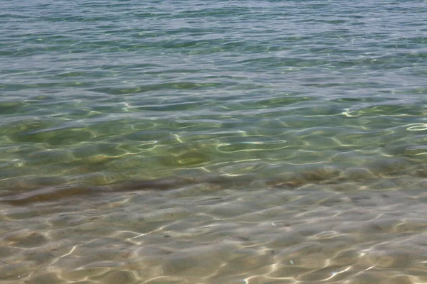 Kaspische Zee. Helder zeewater. De zee is blauw met kleine golven. selectieve focus — Stockfoto