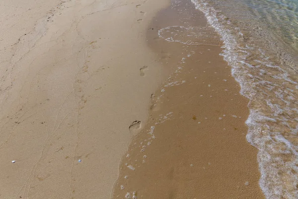 Empreintes humaines dans le sable de l'océan. Texture sable. Fond de sable brun . — Photo