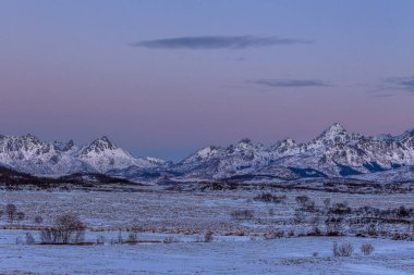 Norveç, Lofoten adası üzerinde inanılmaz bir günbatımı. Dramatik kış manzarası