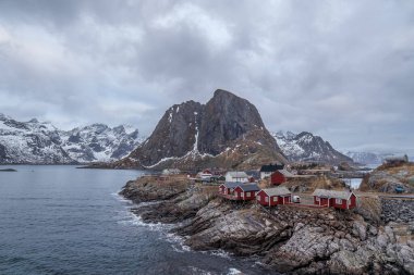 Norveç 'in Lofoten adalarındaki kutup gecesinde mavi saatin altında gün batımı.