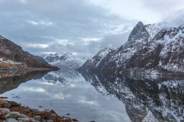 Norveç 'teki Lofoten adalarında mavi saatin altında dramatik gün batımı.