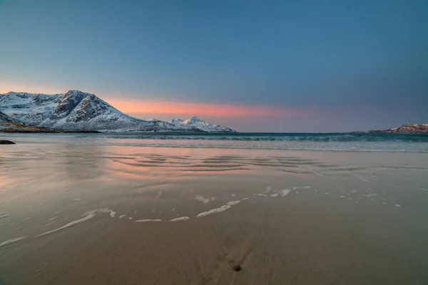 Удивительный восход солнца с удивительным цветом мадженты над песчаным пляжем. Тромсо, Норвегия. Полярная ночь. высокая скорость затвора — стоковое фото