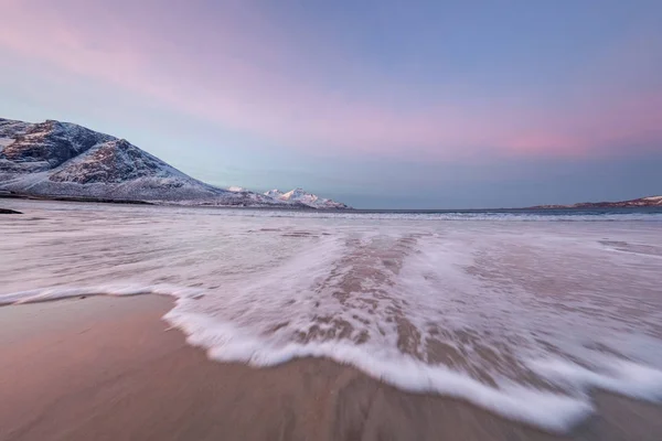 Nascer do sol incrível com cor magenta incrível sobre praia de areia. Tromso, Noruega. Noite polar. velocidade longa do obturador — Fotografia de Stock