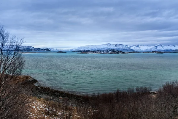 Vacker utsikt över fjorden. Sommaroy, Norge. Polarkväll. lång slutartid — Stockfoto