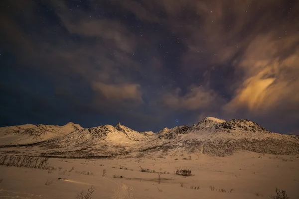 Dramatyczne światła polarne, zorza polarna z wieloma chmurami i gwiazdami na niebie nad górami na północy Europy - Tromso, Norwegia.długi czas naświetlania. — Zdjęcie stockowe