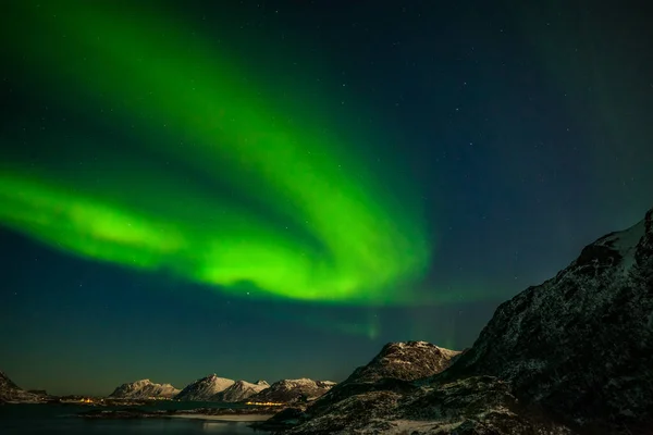 Úžasná severní světla, Aurora borealis nad horami na severu Evropy - Lofotenské ostrovy, Norsko — Stock fotografie