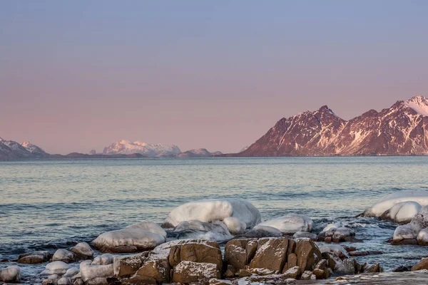 노르웨이의 로브 텐 섬 들에 있는 해변의 놀라운 일몰. — 스톡 사진