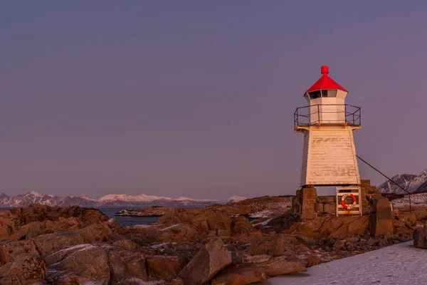 Coucher de soleil incroyable sur le phare des îles Lofoten, Norvège . — Photo